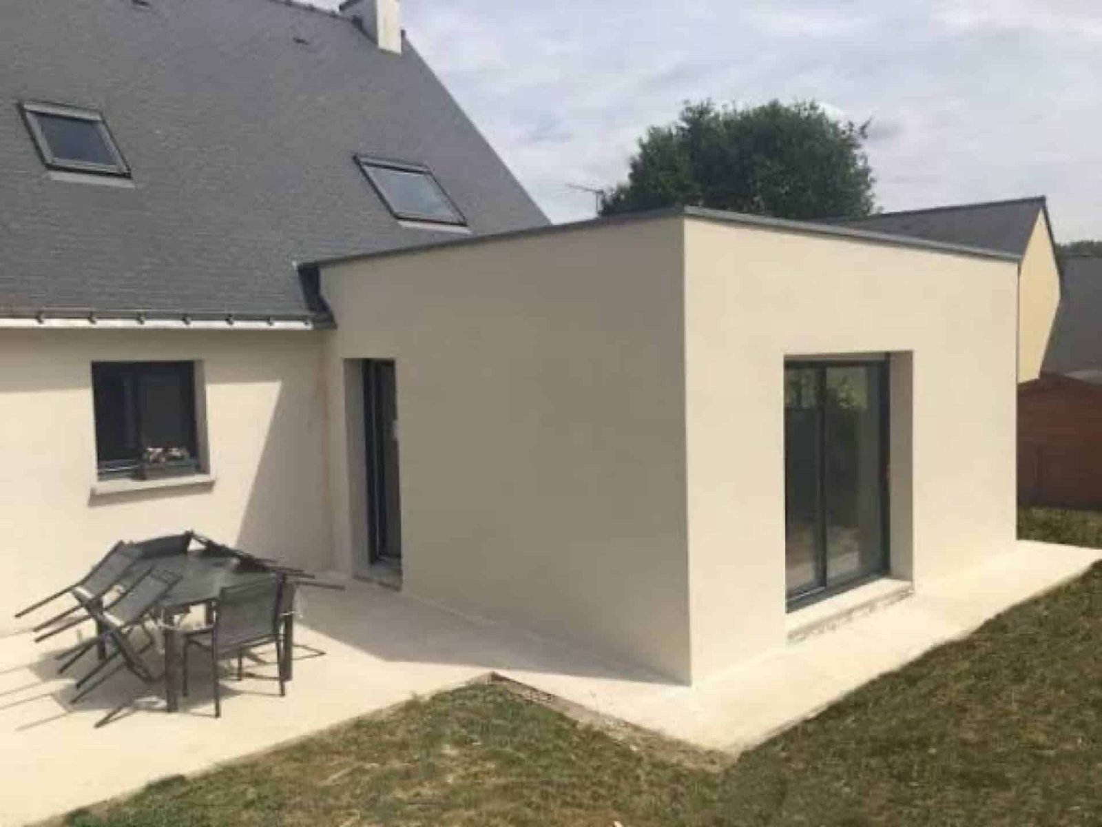 Extension maçonnée enduite prolongée par une terrasse