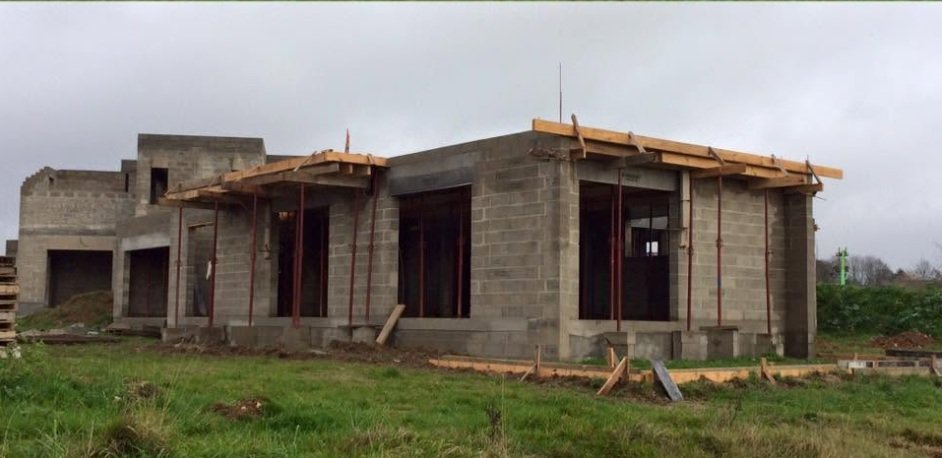 La même maison en gros œuvre, murs en blocs béton et étaiement en place